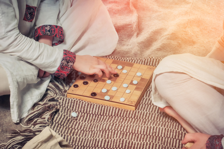 Aux débuts de la civilisation, les jeux avaient souvent un but religieux ou sportif, servant à renforcer les liens sociaux.