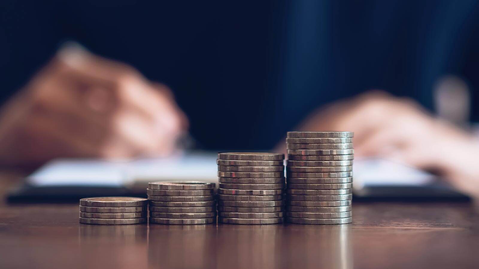 Des pièces de monnaie comptées