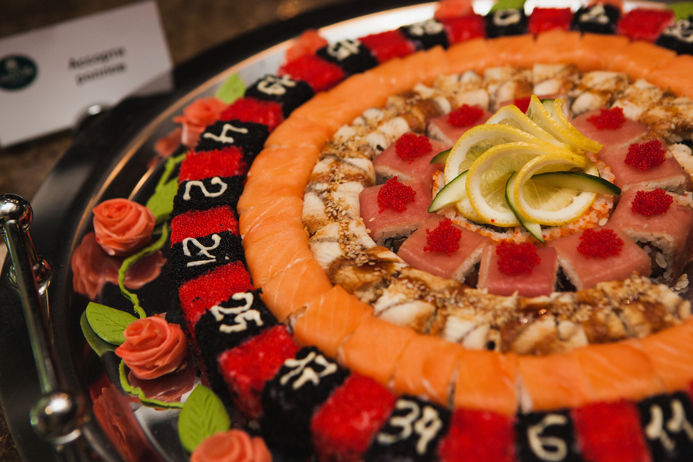 Des amis posant devant une table de jeu