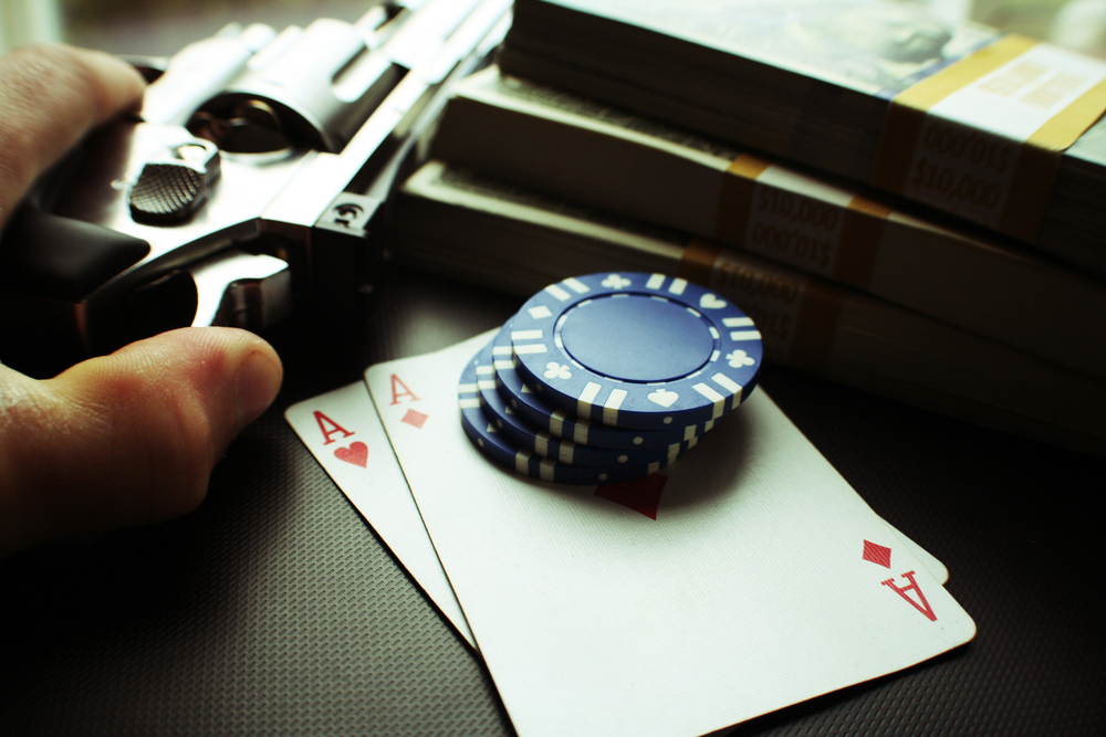 Les éléments typiques comme l'argent en espèces, les cartes à jouer, les jetons de poker et les armes sont souvent omniprésents.