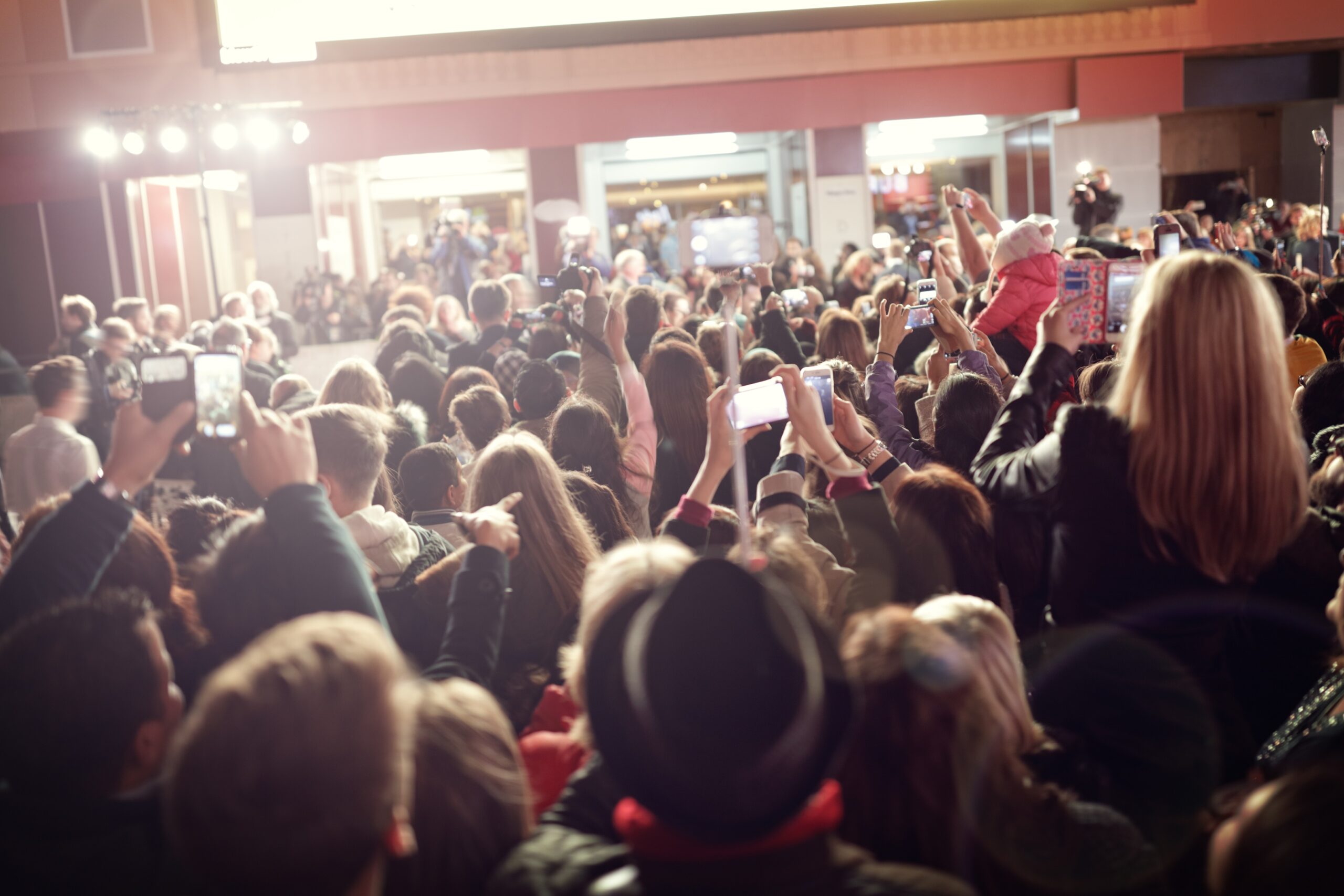 A crowd seeks a star