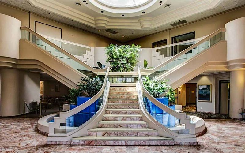 Desert Hill is another name that crops up when discussing Vegas's not-so-great hotels. Its single-star status makes it a clear choice for the avoid-at-all-costs list.
