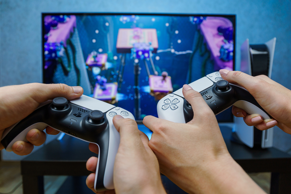 2 игрока играют на Playstation